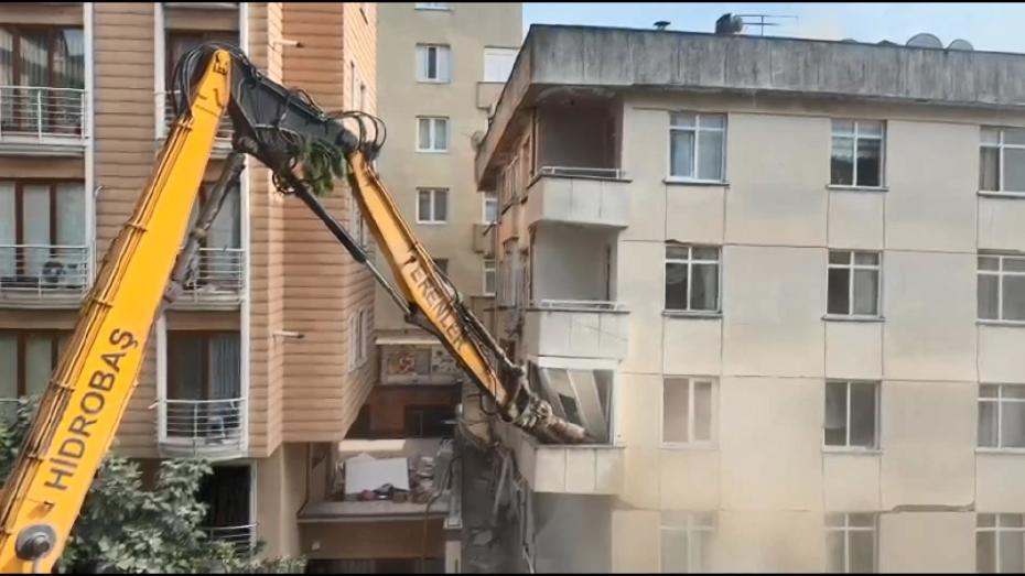 Maltepe'de Çöken Bina İçin Kontrollü Yıkım Çalışmaları Devam Ediyor