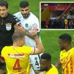 Kayserispor Başkanı Ali Çamlı sahaya girerek Halil Umut Meler'e yöneldi!Kayserispor