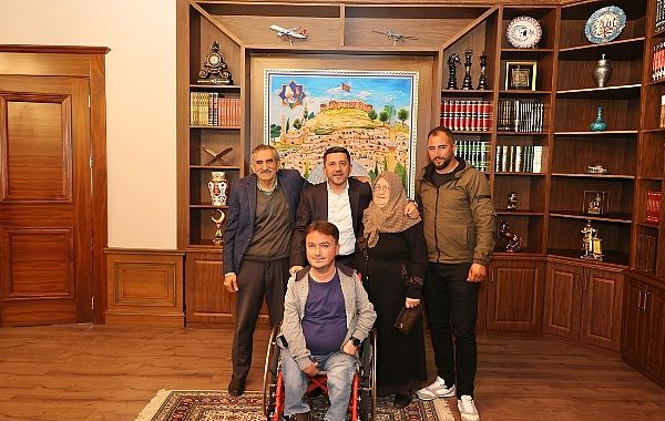 31 Mart yerel seçimlerinde yeniden Nevşehir Belediye Başkanı seçilen Rasim Arı, belediye hizmetlerine ilişkin saha incelemelerini sürdürürken tebrikleri kabul ediyor – GÜNDEM