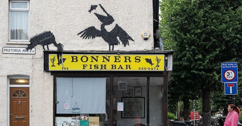 Banksy'den yeni sokak çalışması: Londra'daki restoranın üzerinde iki pelikan