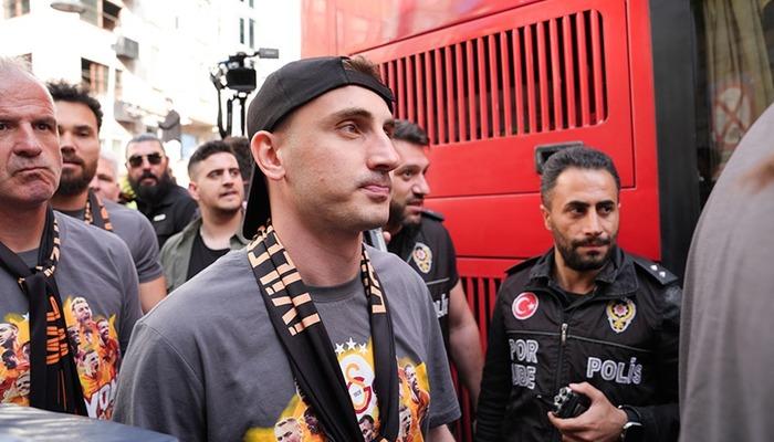 Kerem Aktürkoğlu'nun Galatasaray'daki bilmecesi neredeyse çözüldü! Yıldızın ismi ikna oldu, uçağa bindi… İşte yeni takımı Galatasaray