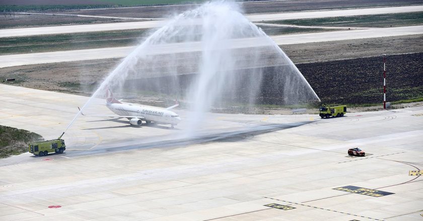 İlk uçak Çukurova Uluslararası Havalimanı'na indi