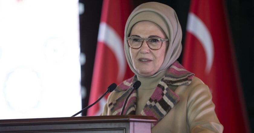 Emine Erdoğan, Refik Anadol yapay zeka platformunda paylaşım yapıyor