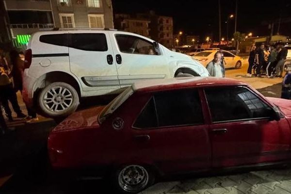 Hatay’da ilginç kaza! Satmak üzere olduğu park halindeki aracına hafif ticari araç çıktı, neye uğradığını şaşırdı