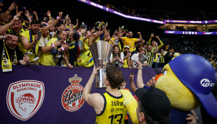 THY EuroLeague şampiyonu Fenerbahçe Beko yurda döndü! Taraftardan coşkulu karşılama…
