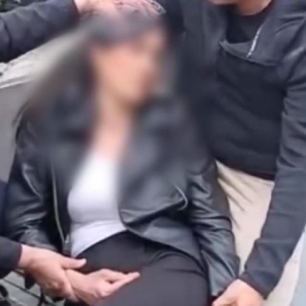 Metro istasyonunda talihsiz kadının üzerine reklam panosu düştü