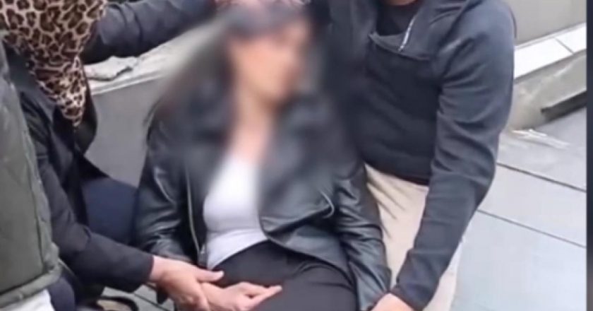 Metro istasyonunda talihsiz kadının üzerine reklam panosu düştü