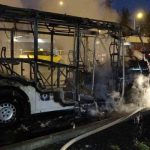 Yolcu minibüsü alev alev yandı, yangına müdahale etmeye çalışan sürücü yaralandı