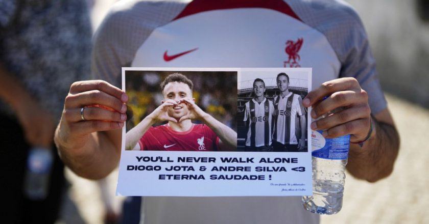 Liverpool’lu Diogo Jota ve kardeşi Andre Silva’yı son yolculuğuna uğurlamak için binlerce kişi toplandı