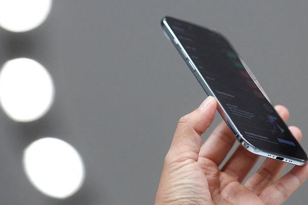 Cep telefonlarında yeni dönem! iPhone bunu ilk kez yaptı: Sim kartlar tarihe mi karışıyor?
