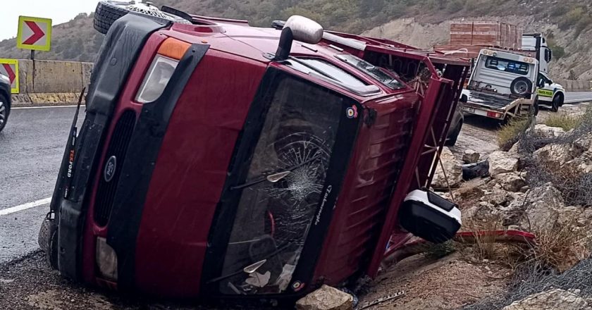Karabük’te kamyonet su kanalına devrildi: 5 yaralı