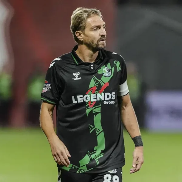 Caner Erkin, 8. maçında 3. kez kırmızı kart gördü!