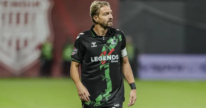 Caner Erkin, 8. maçında 3. kez kırmızı kart gördü!