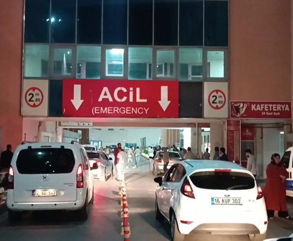 Babasını katledip eve kapandı