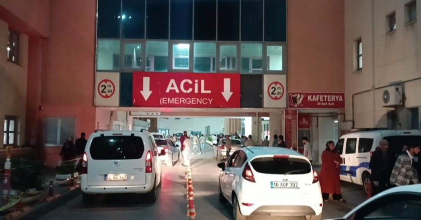 Babasını katledip eve kapandı